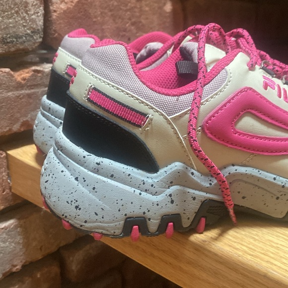 NWT woman’s Fila Reminder sneakers in pink/gray/beige - Picture 3 of 9